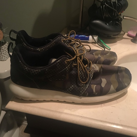 Nike Other - Nike Camo Roshe’s Size 13 BARELY WORN